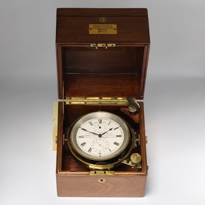 JOHN POOLE Marinechronometer im späteren Holzkasten, England um 1880, 3-tlg. Holzkasten m. späterer Signatur-Plakette, kardanisch aufgehängtes ...
