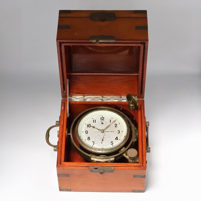 1. Moskauer Uhrenfabrik seltenes und frühes Marinechronometer Nummer 007, UDSSR um 1952, 3-tlg. Holzkasten, seitl. Tragegriffe, silb. Zifferbl. ...