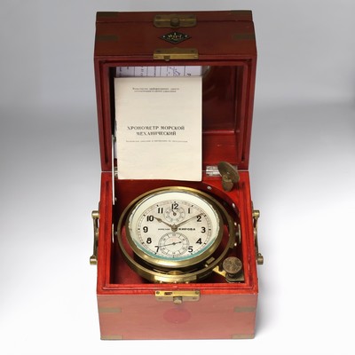 1. Moskauer Uhrenfabrik Nummer 85 frühes Marinechronometer, UDSSR um 1952, späterer 3-tlg. Holzkasten, seitl. Tragegriffe, kardanisch aufgehängtes ...