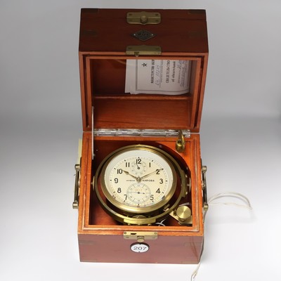 1. Moskauer Uhrenfabrik Nummer 207 frühes Marinechronometer, UDSSR um 1952, 3-tlg. Holzkasten, seitl. Tragegriffe, kardanisch aufgehängtes ...