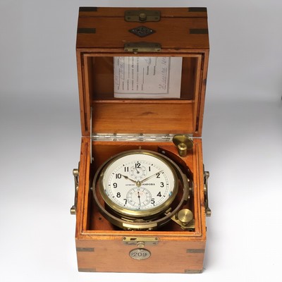 1. Moskauer Uhrenfabrik Nummer 209 frühes Marinechronometer, UDSSR um 1952, 3-tlg. Holzkasten, seitl. Tragegriffe, kardanisch aufgehängtes ...