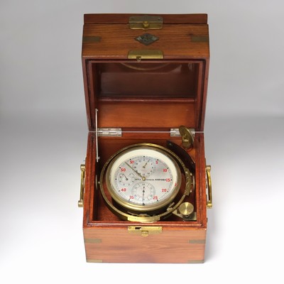 1. Moskauer Uhrenfabrik Marinechronometer auf Regulator-Zifferblatt später umgebaut, UDSSR um 1955/1995, 3-tlg. Holzkasten, kardanisch aufgehängtes ...