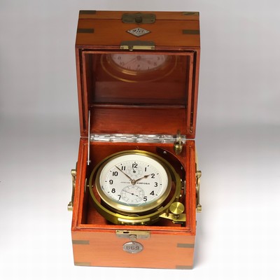1. Moskauer Uhrenfabrik Nummer 669 frühes Marinechronometer mit Transportbox und -sack, UDSSR um 1951, 3-tlg. Holzkasten, Signatur- u. ...