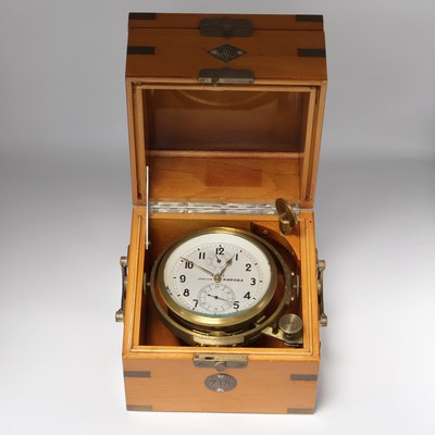 1. Moskauer Uhrenfabrik Nummer 718 frühes Marinechronometer, UDSSR um 1951, 3-tlg. Holzkasten, seitl. Tragegriffe, kardanisch aufgehängtes ...