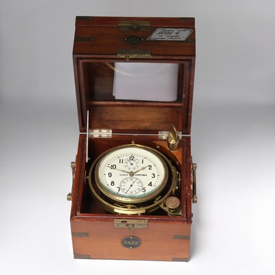 1. Moskauer Uhrenfabrik Marinechronometer Nr. 2422 des Tankschiffes "Leninsk", UDSSR um 1957, 3-tlg. Holzkasten, Signatur- u. Nummer- ...