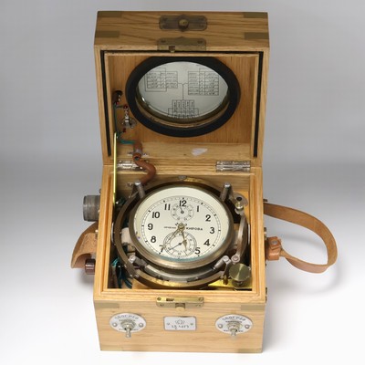 1. Moskauer Uhrenfabrik Luftwaffen-Chronometer Nr. 2610 mit Ankerhemmung und Zubehör, UDSSR um 1970, 3-tlg. Holzkasten m. Leder Tragegurt, an 4 ...
