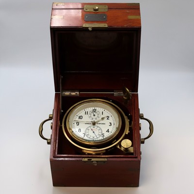 1. Moskauer Uhrenfabrik Marinechronometer, UDSSR um 1965, 3-tlg. Holzkasten, seitl. Tragegriffe, kardanisch aufgehängtes Messinggeh., Lünette ...