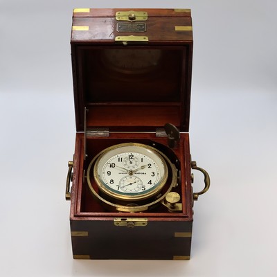 1. Moskauer Uhrenfabrik Marinechronometer, UDSSR um 1965, 3-tlg. Holzbox, seitl. Tragegriffe, kardanisch aufgehängtes Messinggeh., Lünette ...