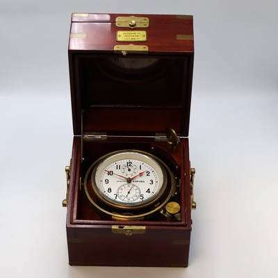 1. Moskauer Uhrenfabrik Marinechronometer Nr. 23996, UDSSR um 1977, 3-tlg. Holzbox, kardanisch aufgehängtes Messinggeh., Lünette verschr., silb. ...