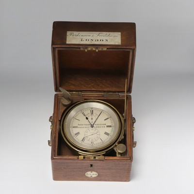 PARKINSON & FRODSHAM kleines Marinechronometer im Eichenkasten, England um 1840, 2-tlg. Holzkasten, orig. Nummer- u. Signatur- Schild, silb. ...