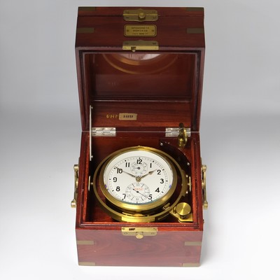 POLJOT Marinechronometer mit Transportbox, UDSSR um 1977, 3-tlg. Holzkasten, 2-tlg. Überkasten m. Leder-Trageriemen, kardanisch aufgehängtes ...