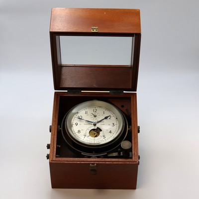 THOMAS MERCER Marinechronometer auf Sternzeit reguliert mit Sekunden-Kontakt, England um 1970, vergl. 2-tlg. Holzkasten, seitl. Anschluss f. ...