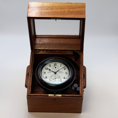 WEMPE Marinechronometer im Bakelit-Gehäuse, Deutschland um 1946, 2-tlg. Holzkasten später, kardanisch aufgehängtes Bakelit-Geh., Lünette ...