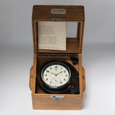 WEMPE Marinechronometer im Bakelit-Gehäuse in original Box, Deutschland um 1946, 2-tlg. Eichenkasten, vergl., kardanisch aufgehängtes Bakelit-Geh., ...