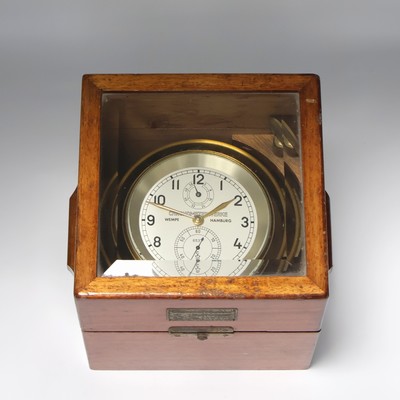 WEMPE Marinechronometer im original Holzkasten, Deutschland um 1957, 2-tlg. facett-vergl. Kasten, mit Werk nummerngleich, kardanisch aufgehängtes ...