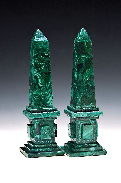 Paar Obelisken aus Malachit, neuzeitlich, H. je ca. 18.5cm