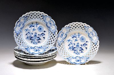 7 Teller, Meissen, um 1880-90, 2x 1. Wahl, 5x 2. Wahl, Rand in Durchbrucharbeit, blaues Zwiebelmuster unter der Glasur, D. je ca. 20cm