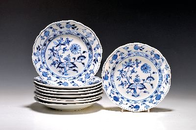 9 Teller, Meissen, um 1880-90, 2. Wahl, blaues Zwiebelmuster unter der Glasur, D. je ca. 21cm