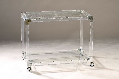 Beistelltisch, Italien, 20. Jh., Acryl und Glas, Ecken mit Metallapplikationen, auf Rollen, ca. 61x79x49 cm, EZ 2