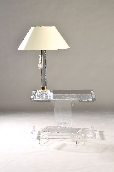 3 Teile aus Acryl, Italien, 20. Jh., Beistelltisch mit Flaschenfach unten, ca. 50x74x39cm; Tablett für Bett, ca. 15x42x30cm; Tischlampe, Fuß mit ...