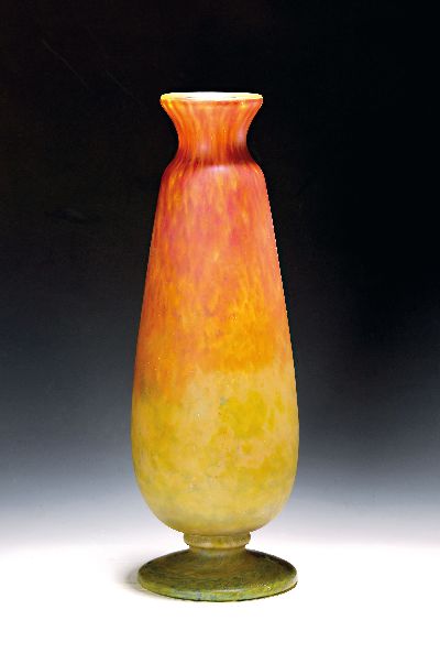 Sehr große Vase, Daum Nancy, 1920er Jahre, Schichtglas mit gelben, grünen und orange- farbenen Einpuderungen, signiert, H. ca. 50.5 cm