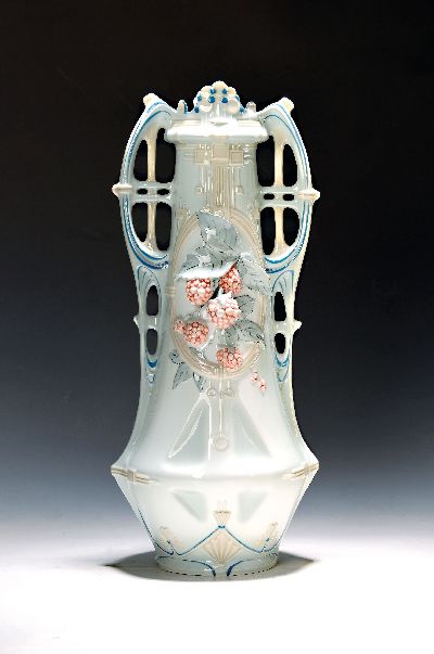 Vase, Royal Dux, um 1910-20, Feinsteingut, reich reliefierter Dekor von halbplastischen Erdbeeren und -blättern, helltürkisgrundig mit weißen ...