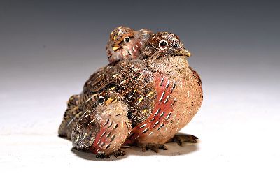 Wiener Bronze von Franz Bergmann, Auerhenne mit drei Küken, Bronze, bunt naturalistisch bemalt, Bodenmarke, H. ca. 6.5cm