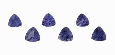 Lot 6 lose Tansanite, zus. ca. 2.96 ct, facett. Triangeln, versch. Farbnuancen