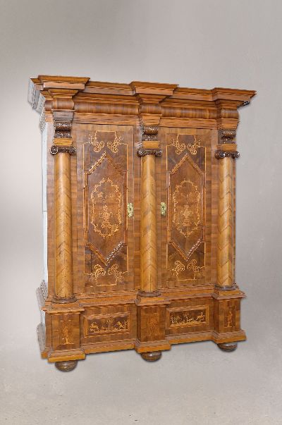 Barocker Prunk- bzw. Dielenschrank, Augsburg, um 1720, Nussbaum furniert, Marketerie mit Bandelwerk, Akanthusranken u. Rollwerk, Unterteil mit ...