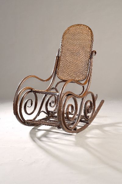 Schaukelstuhl, J. und J. Kohn Wien, um 1900, Bugholz dunkel gebeizt, reich geschwungen, orig. Geflecht, ca. 120x122x56 cm, EZ 2