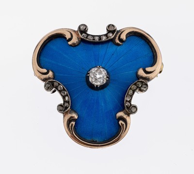 14 kt Gold Diamant-Email-Brosche, um 1900, GG 585/000 gepr., qualitätvolle Verarbeitung, dreipassig, Rahmen aus Rocaillen und Voluten, transluzides ...