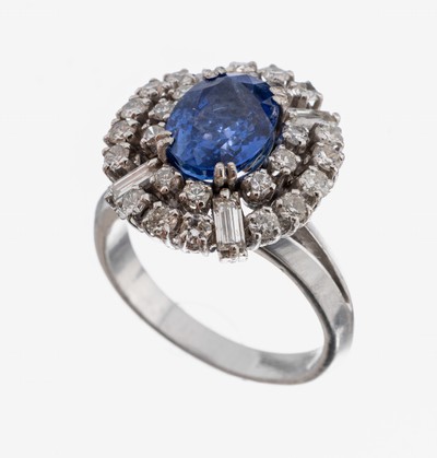 18 kt Gold Saphir-Diamant-Ring, WG 750/000,mittig erhaben gefasster ovalfacett. Saphir ca. 3.20 ct, 26 Brillanten zus. ca. 0.65 ct Weiß/p, 4 ...