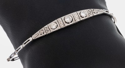 14 kt Gold Brillant-Armband, WG 585/000, imStil des Art Deco, Mittelteil mit 3 Brillantenzus. ca. 0.45 ct Weiß/p, L. ca. 16.7 cm, Kastenschloss mit ...