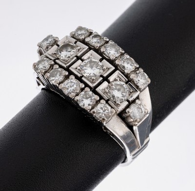 18 kt Gold Brillant-Ring, WG 750/000, 3 geteilter Ringkopf, 15 Brillanten zus. ca. 0.95 ct Weiß/si-p, 2 Brillanten stark besch., RW 53, ca. 9.7 g
