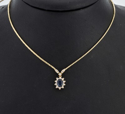 14 kt Gold Saphir-Brillant-Collier, GG 585/000, Mittelteil mit bewegl. Abhängung, ovalfacett. Saphir ca. 0.95 ct (grav.), Brillanten zus. ca. 0.40 ...