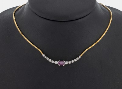 14 kt Gold Rubin-Brillant-Collier, GG/WG 585/000, WG-Mittelteil, ovalfacett. Rubin ca. 1.00 ct, 12 Brillanten zus. ca. 0.56 ct Weiß/si, L. ca. 39.5 ...