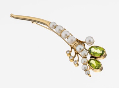 14 kt Gold Peridot-Brillant-Perl-Brosche, GG 585/000, abstrakt floral, 2 ovalfacett. Peridots zus. ca. 5.00 ct, 3 Brillanten zus. ca. 0.15 ct ...