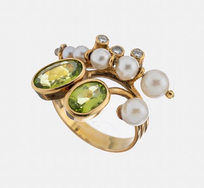 14 kt Gold Peridot-Brillant-Perl-Ring, GG 585/000, abstrakte Gestaltung, 2 ovalfacett. Peridots zus. ca. 4.60 ct, 3 Brillanten zus. ca. 0.15 ct ...