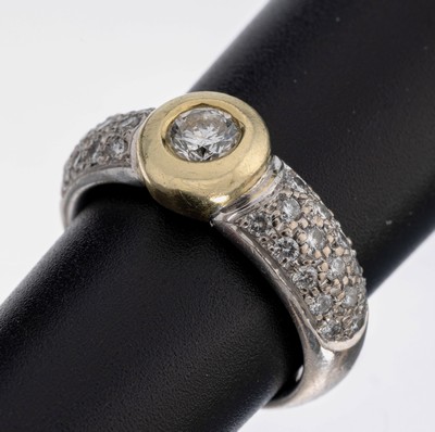 14 kt Gold Brillant-Ring, WG/GG 585/000, mittig in GG gefasster Brillant ca. 0.30 ct Weiß/p, Ringschultern mit 30 Brillanten zus. ca. 0.30 ct ...