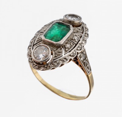 14 kt Gold Smaragd-Diamant-Ring, GG/WG 585/000, im Stil des Art Deco, mittig facett. Smaragd ca. 0.90 ct, Facettenkanten abgetragen, 2 Brillanten ...