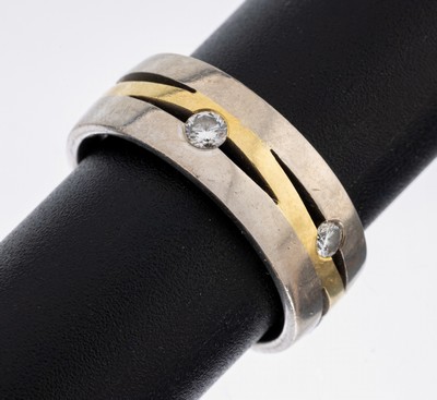 18 kt Gold Brillant-Ring, WG/GG 750/000, außergewöhnliche Gestaltung, 9 Brillanten zus.ca. 0.25 ct Weiß/si, RW 55, ca. 9.0 g