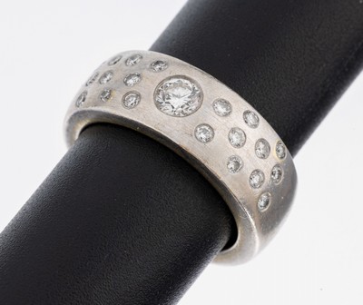 14 kt Gold Brillant-Ring, WG 585/000, schwere qualitätvolle Verarbeitung, 21 Brillanten zus. ca. 0.40 ct Weiß/si, RW 51, ca. 14.4 g