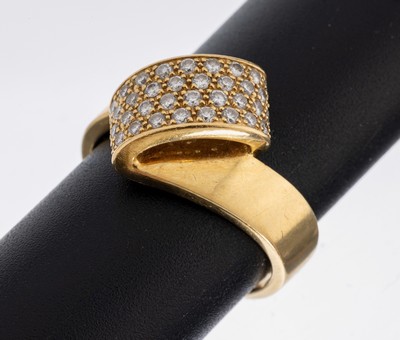 18 kt Gold Brillant-Ring, GG 750/000 gepr.,geschwungene Gestaltung, 40 Brillanten zus. ca. 0.44 ct Weiß/si, RW 62, ca. 8.2 g, Meistermarke unged.