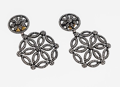 Paar Diamant-Ohrstecker, 925er Silber geschwärzt, bewegl., geschwungen geometrisch, ca. 600 Brillanten und 8/8-Diamanten zus. ca. 3.50 ct ...