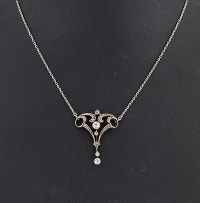 14 kt Gold Jugendstil Diamant-Collier, um 1900, GG 585/000 gepr., schauseitig zeittyp. Platin, geometrisches Mittelteil mit bewegl. Abhängung, 4 ...