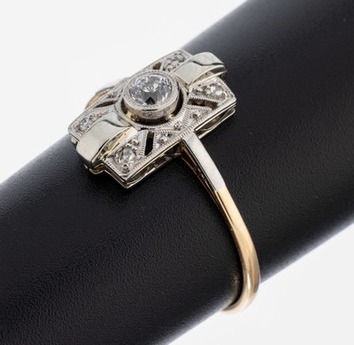 14 kt Gold Diamant-Ring, GG/WG 585/000, nach älterem Vorbild, mittig Altschliffdiamantca. 0.15 ct Weiß/p, 1 Brillant (sek.) und 3 Diamantrosen ...