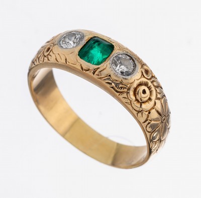 14 kt Gold Smaragd-Diamant-Ring, GG 585/000, Ringschiene part. floral grav., mittig facett. Smaragd ca. 0.25 ct, 2 Altschliffdiamanten zus. ca. 0.40 ...