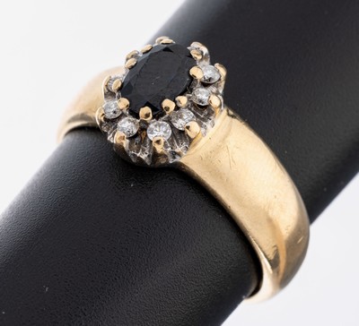 14 kt Gold Saphir-Brillant-Ring, GG 585/000, mittig erhaben gefasster ovalfacett. Saphir ca. 0.30 ct, 10 Brillanten zus. ca. 0.12 ct Weiß/si, RW ...