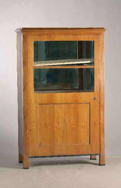 Vitrine, deutsch, um 1860, Kirschbaumfurnier, Lisenen mit Bandintarsien, obere Hälfte verglast, ca. 170 x 106 x 51cm, EZ 2