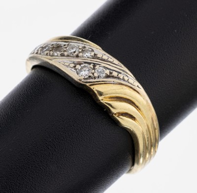 14 kt Gold Brillant-Ring, GG/WG 585/000, 7 Brillanten, 1 Stein besch., zus. ca. 0.14 ct (grav.) Weiß/si, RW 55, ca. 3.2 g